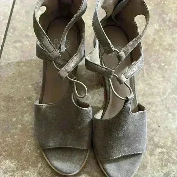 Eileen Fisher Size 7 Lou Gold Sandal Heel Strappy Metallic Peep Toe Stacked Heel - Picture 2 of 6